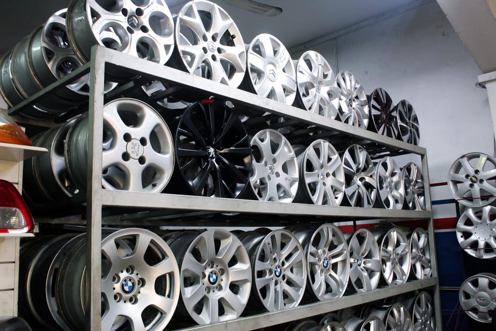 Estantería de llantas originales usadas en Autopartes Gil
