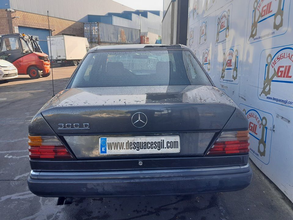 Mercedes-Benz Clase E (W124) del que se desmontó esta pieza
