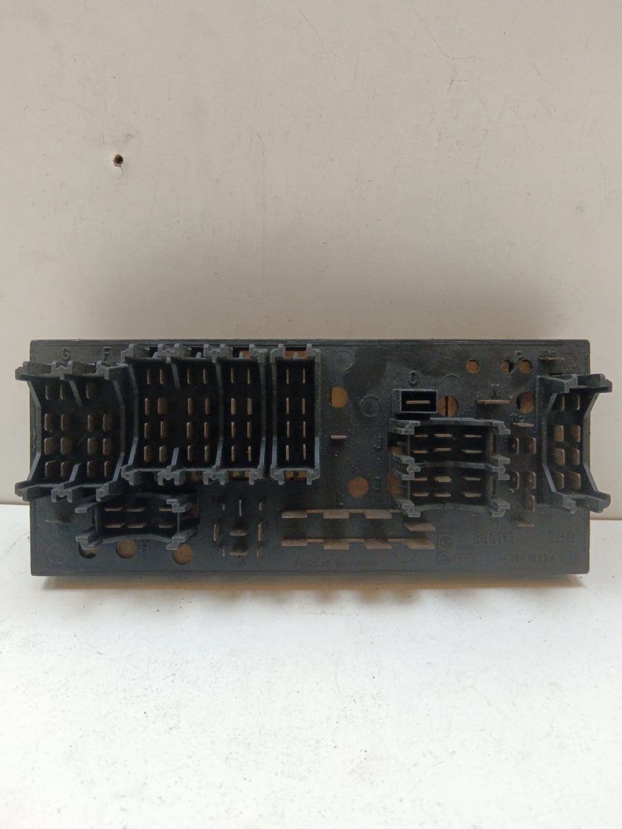 Caja Reles / Fusibles Audi 100 Berlina (C4) 1990-Actualidad Europa 2.6L 110kW 443941822A