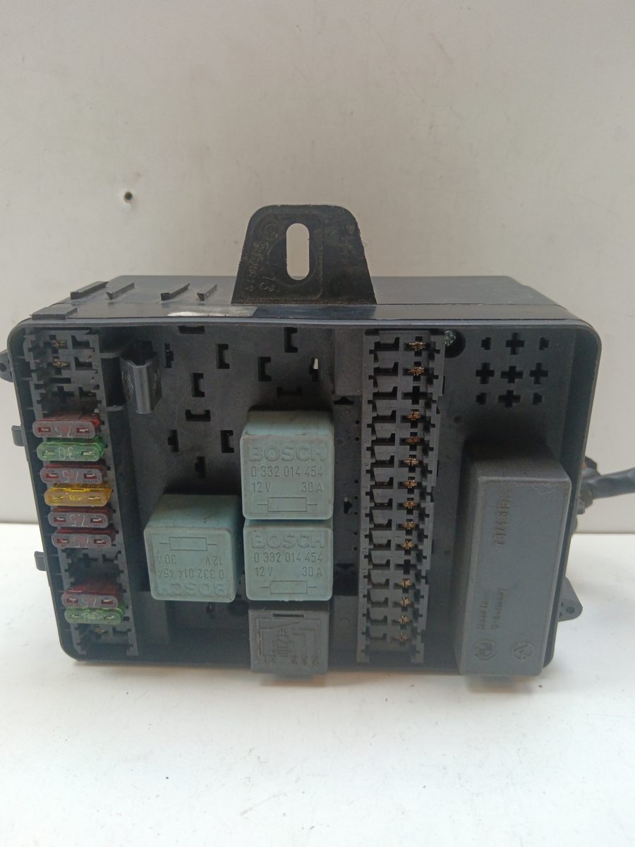 Caja Reles / Fusibles BMW Serie 3 Berlina (E30) 1982-Actualidad 324td 2.4L 85kW 13746132