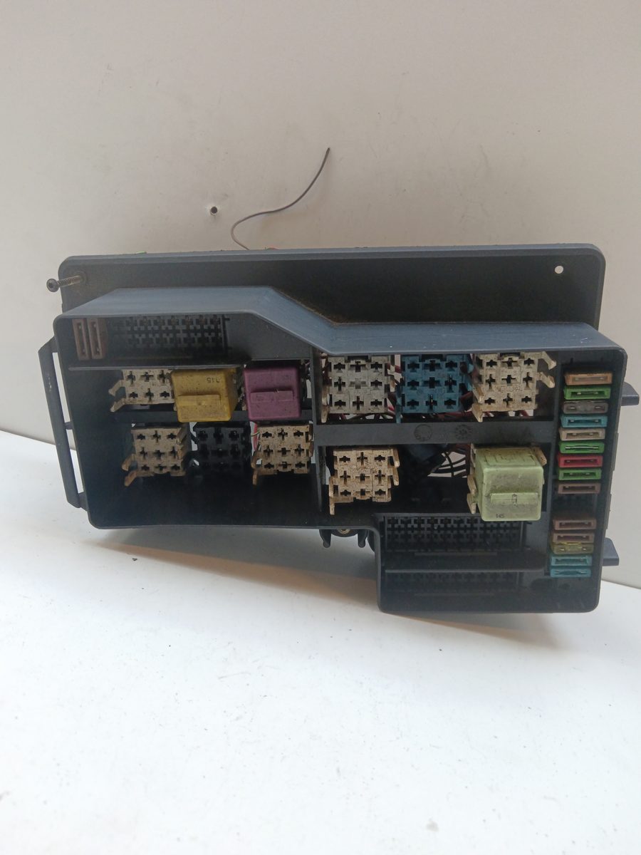 Caja Reles / Fusibles BMW Serie 3 Berlina (E36) 1990-1998 318i 61131387590109110