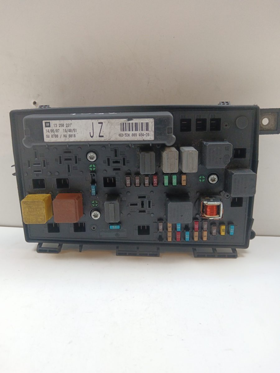 Caja Reles / Fusibles Chevrolet Zafira B 2005-2014 1.9 CDTI 1.9L 88kW 13250231