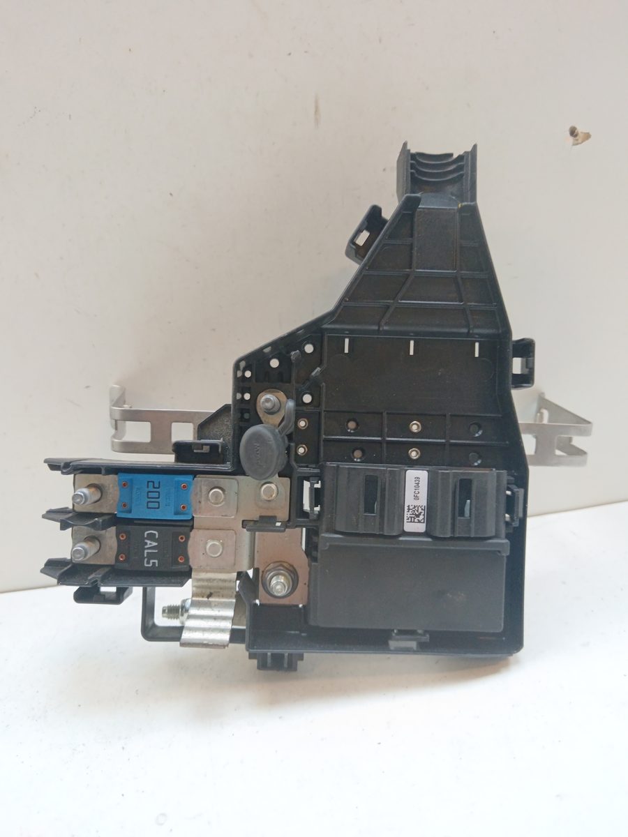 Caja Reles / Fusibles Dacia Duster 2010-Actualidad Ambiance 4x2 1.5L 79kW 241148233R
