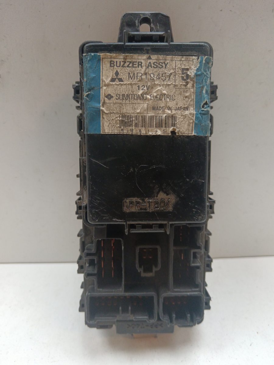 Caja Reles / Fusibles Mitsubishi Colt (CJ0) 1996-2003 1300 Avance 1.3L 60kW MR194575