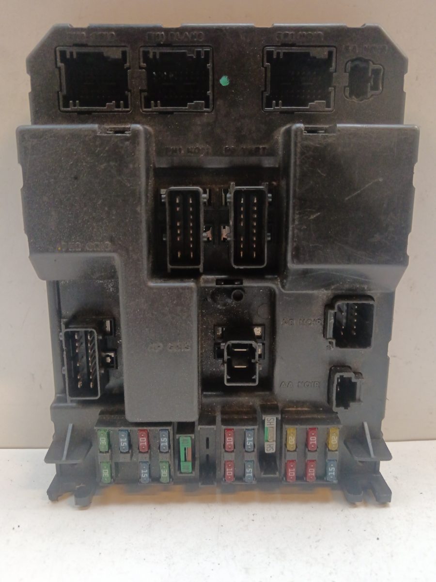 Caja Reles / Fusibles / Modulo Bsi Peugeot 307 (S1) 2001-2005 XR 2.0L 79kW 9651197680