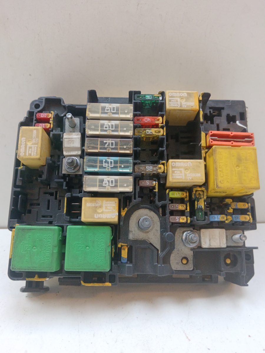 Caja Reles / Fusibles / Modulo Bsm Peugeot 208 2012-2019 Active 1.6L 68kW 42440010