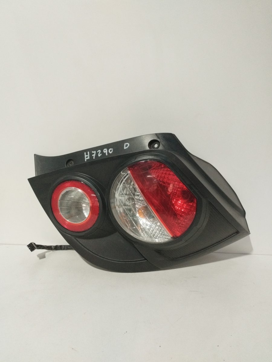 Farol Trasero Derecho Exterior Chevrolet Sonic Berlina Hatchback 2011-2016 LTZ E1313161