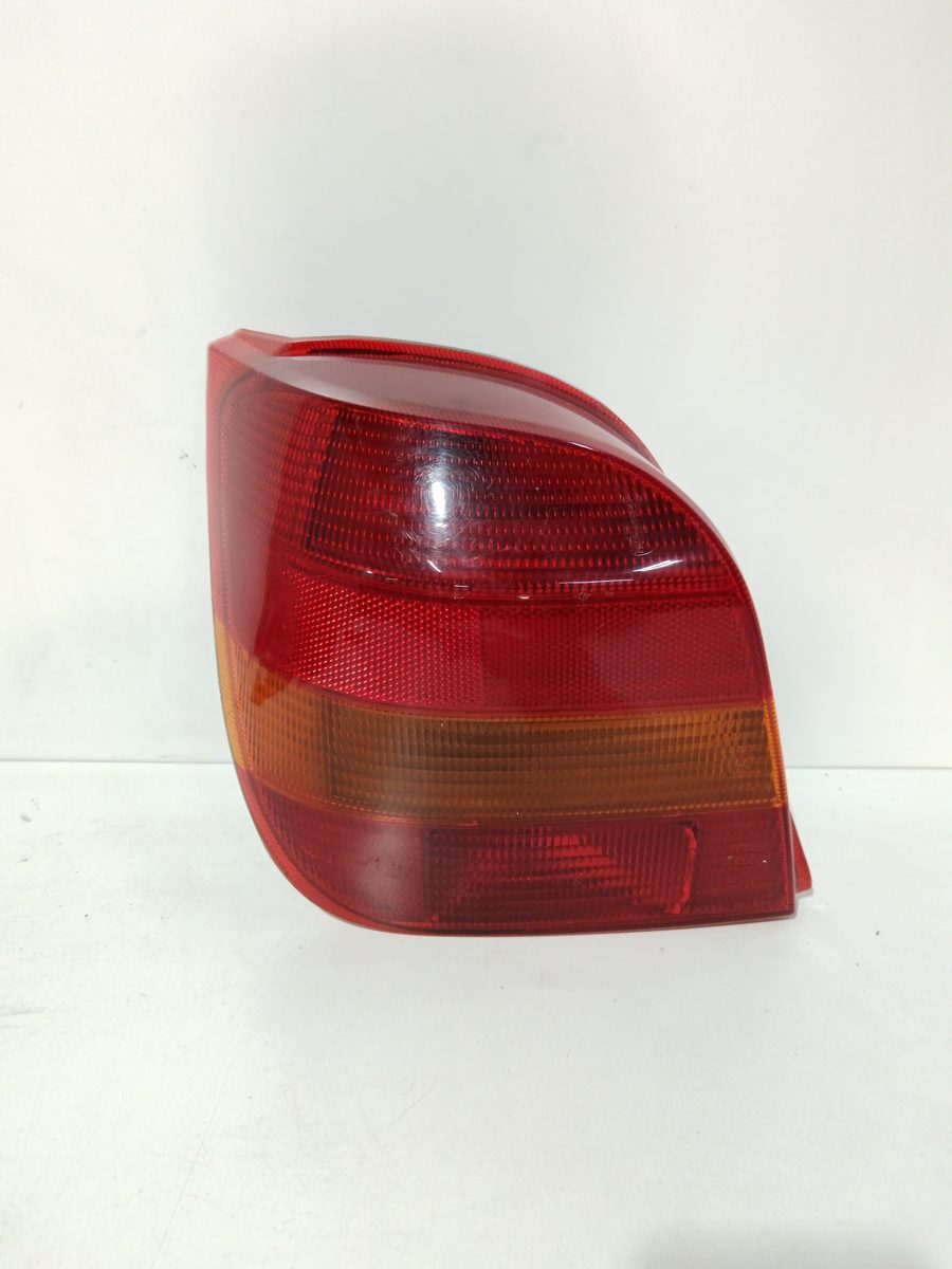 Farol Trasero Izquierdo Exterior Ford Fiesta Berlina (DX) 1999-2002 Básico D02KA