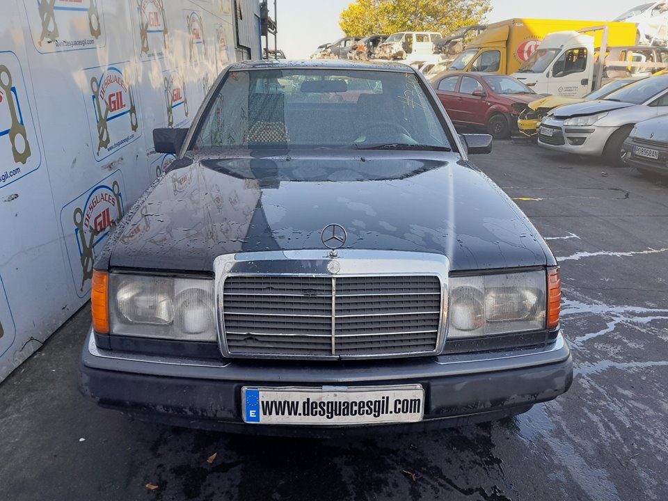 Mercedes-Benz Clase E (W124) del que se desmontó esta pieza