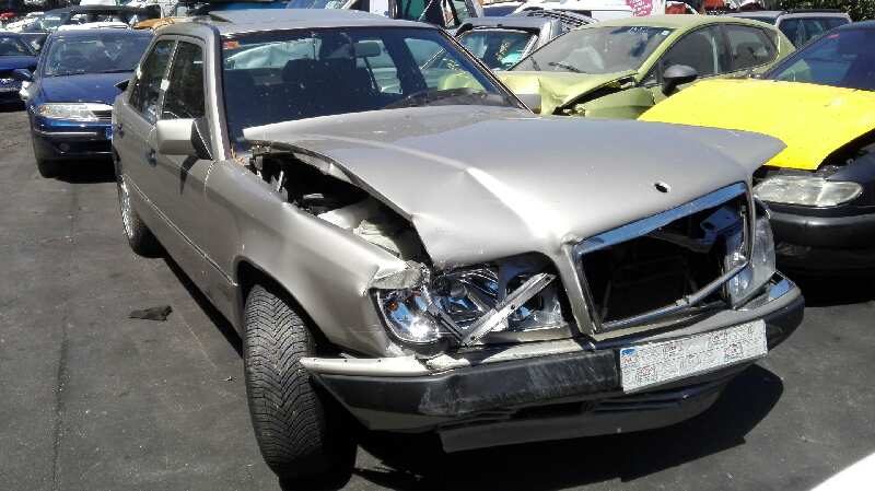 Mercedes-Benz Clase E (W124) del que se desmontó esta pieza