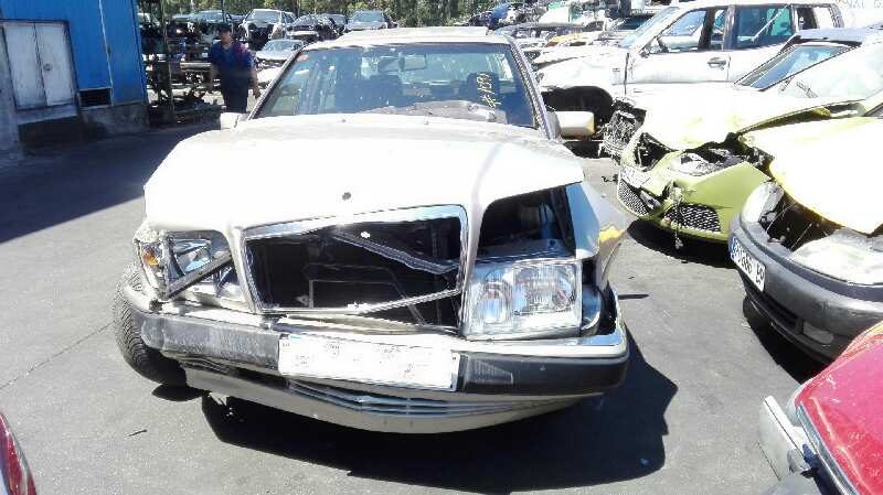 Mercedes-Benz Clase E (W124) del que se desmontó esta pieza