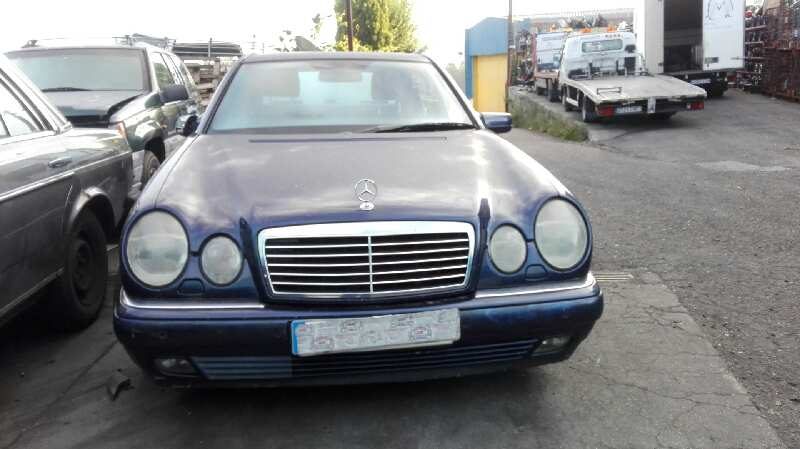 Mercedes-Benz Clase E (W210) del que se desmontó esta pieza