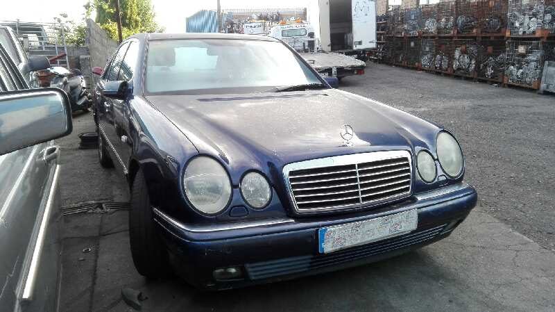 Mercedes-Benz Clase E (W210) del que se desmontó esta pieza