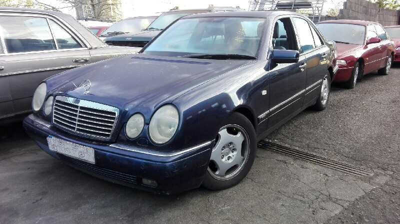 Mercedes-Benz Clase E (W210) del que se desmontó esta pieza
