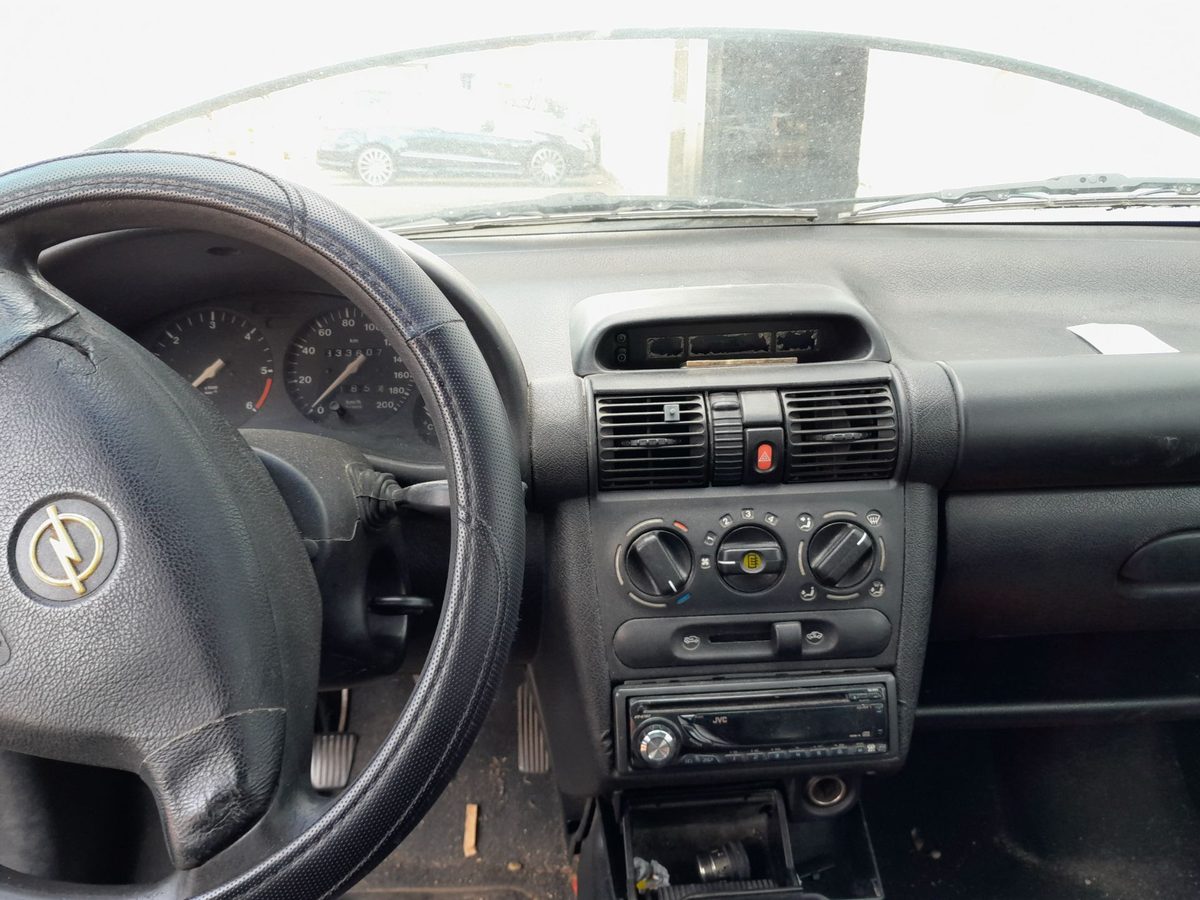 Opel Corsa B del que se desmontó esta pieza
