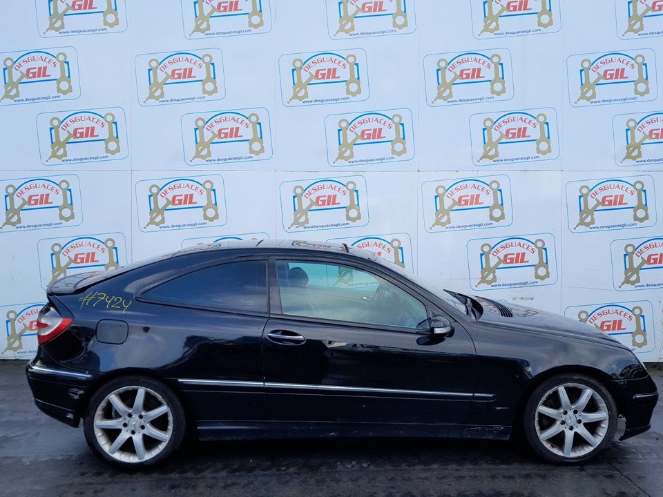 Mercedes-Benz Clase C (W203) del que se desmontó esta pieza