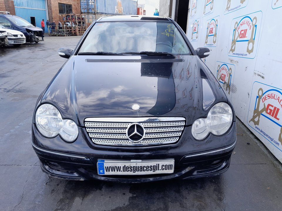 Mercedes-Benz Clase C (W203) del que se desmontó esta pieza