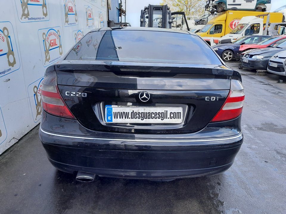Mercedes-Benz Clase C (W203) del que se desmontó esta pieza