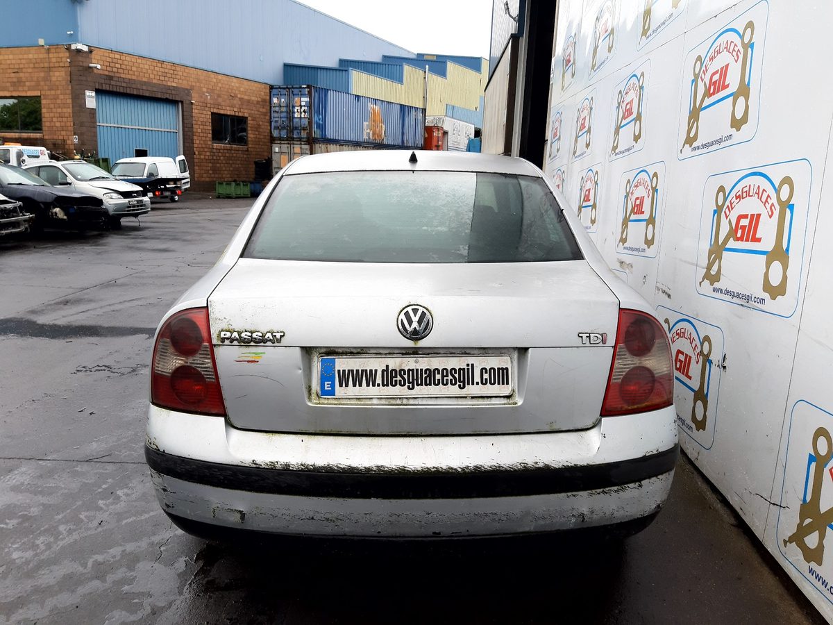Volkswagen Passat (3B3) del que se desmontó esta pieza