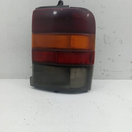 Farol Trasero Izquierdo Exterior Nissan Serena (C23M) 1992-2002
