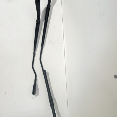 Juego De Brazos De Limpia Parabrisa Delanteros Chevrolet Sonic Berlina Hatchback 2011-2016