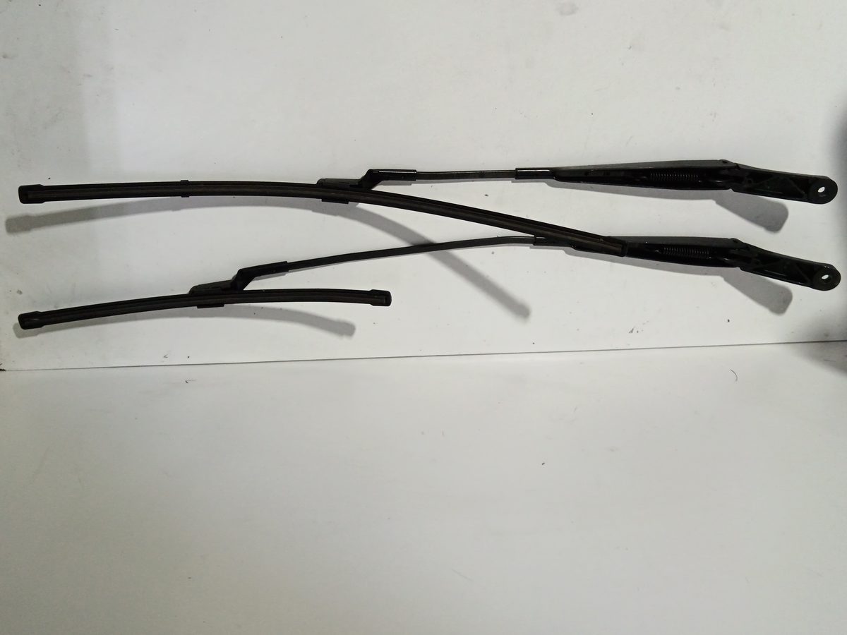 Juego de Brazos de Limpia Parabrisa Delanteros Volkswagen Up! (121) 2011-2016