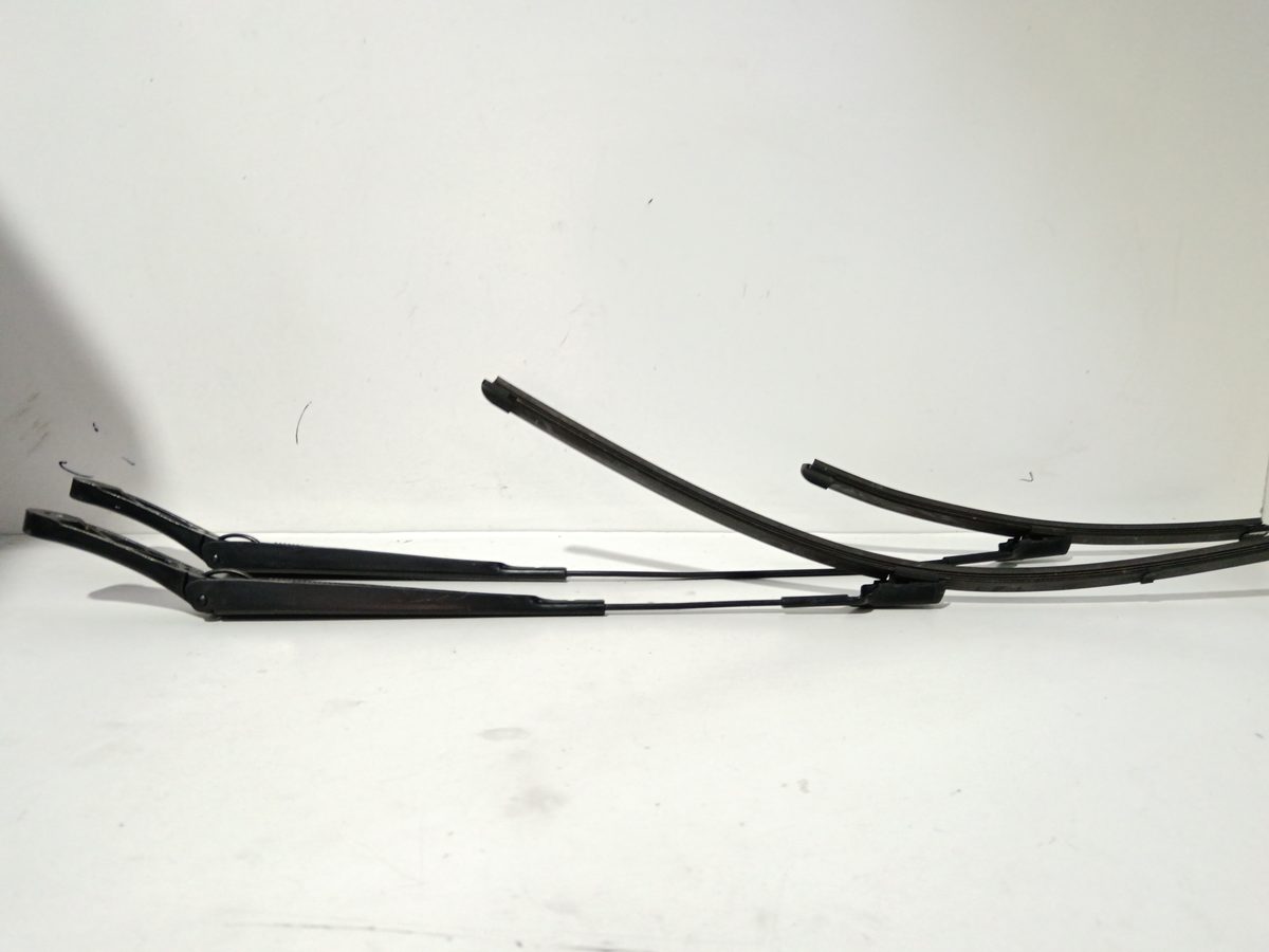 Juego de Brazos de Limpia Parabrisa Delanteros Volkswagen Up! (121) 2011-2016