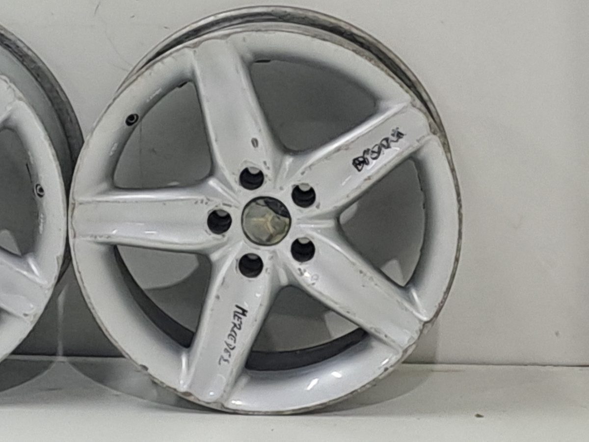 Detalle de juego de llantas Mercedes-Benz