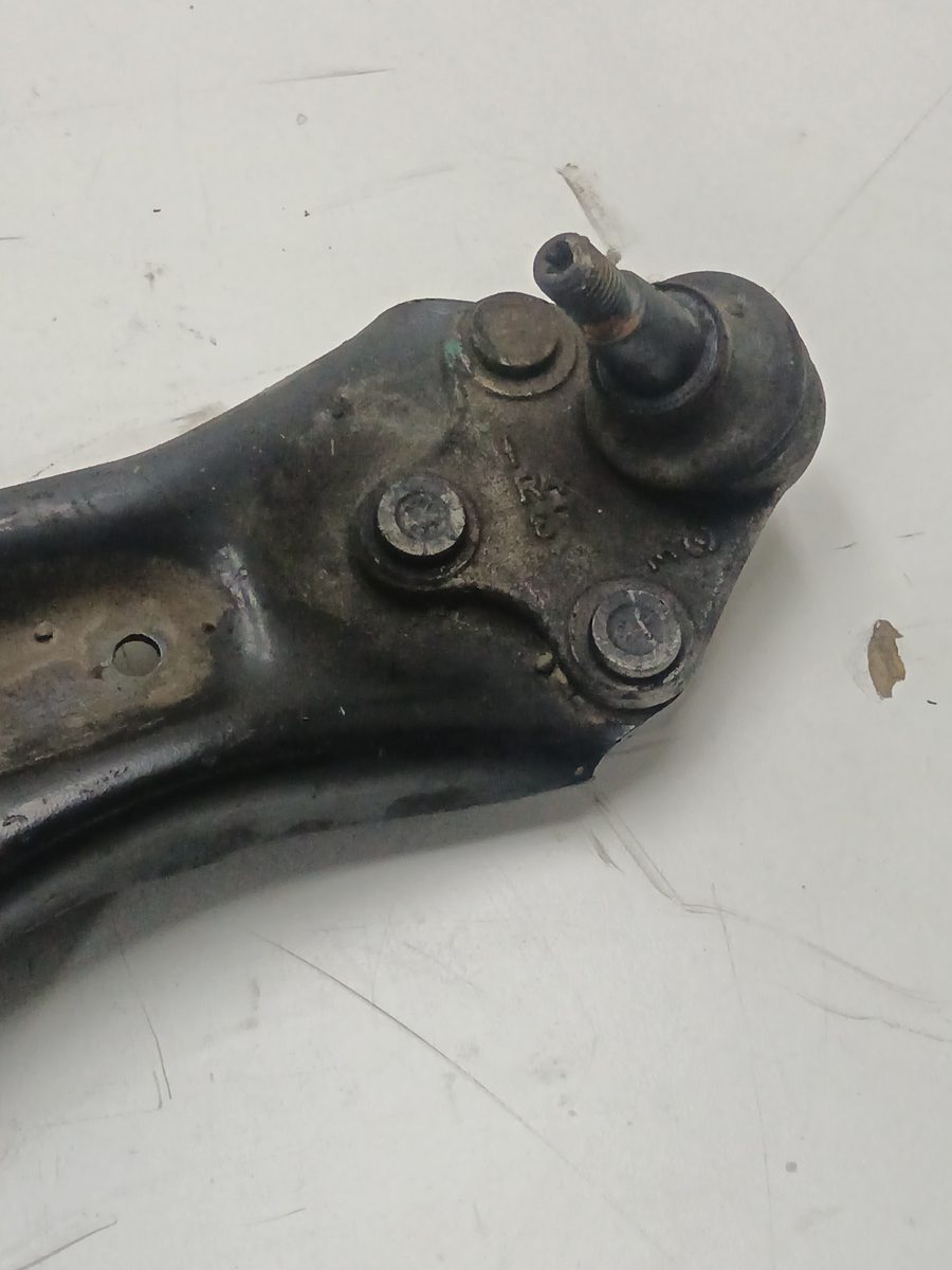 Parrilla de Suspension Inferior Delantera Derecha Volkswagen Up! (121) 2011-2016