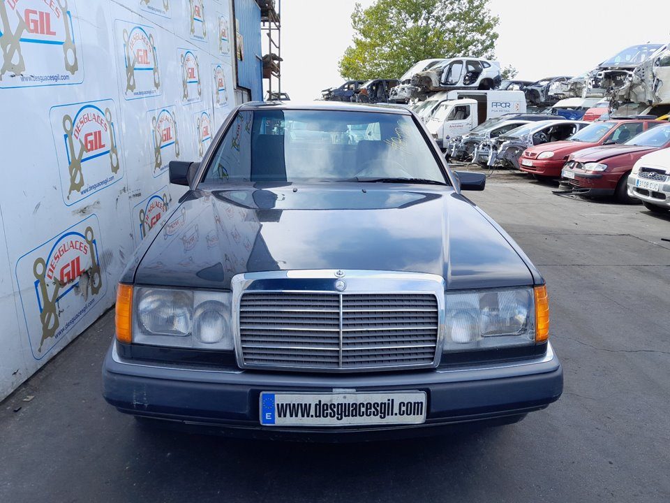 Mercedes-Benz Clase E (W124) del que se desmontó esta pieza