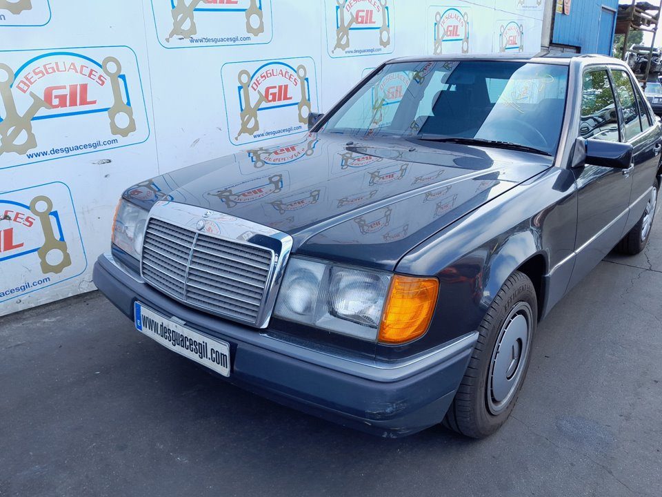 Mercedes-Benz Clase E (W124) del que se desmontó esta pieza